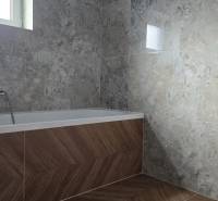 Koupelna v rodinném domě s vanou, obklady s kamenným vzorem, podlaha s dřevěným dekorem.