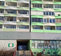 Panely zatepleného bytového domu na Beňadické ulici v Bratislavě - Petržalce.