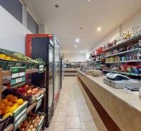 Obchodní prostory s čerstvým ovocem, nápoji a potravinami, podlaha s dřevěným dekorem.