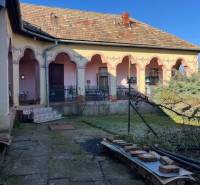 Rodinný dům v Tomášovcích s terasou a zdobenou fasádou.