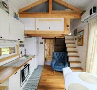 Stylová kuchyně se sedacím koutem v rodinném domě s podlahou s dřevěným dekorem.