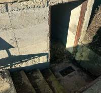 Schodiště do sklepa v Zahradách na Nové osadě v Komárně.