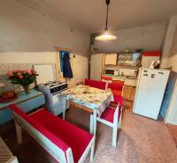 Kuchyně v rodinném domě se starožitným nábytkem a dekoračními prvky.