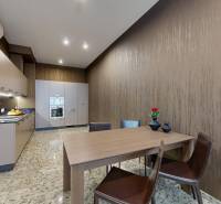 Kuchyně v 3pokojovém bytě s jídelním stolem, vestavěnými spotřebiči a stylovými židlemi.