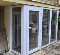 Bílá prosklená veranda za domem na Lesní ulici v Bance.