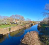Poklidná řeka obklopená parkem na Antolské v Bratislavě - Petržalce.