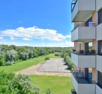 Výhled z 2pokojového bytu na Antolské ulici v Petržalce, Bratislava s přírodou a balkony.