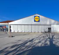 Obchod Lidl na ulici Antolská v Bratislavě - Petržalce, vedle kostela.