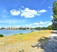 Vodní plocha s pěší cestou v Bratislavě - Petržalce, u Antolské ulice.