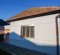 Rodinný dům na ulici Pod kopcem v Nových Zámcích s roletami a šikmou střechou.