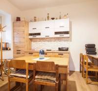 Jídelna s dřevěným nábytkem, podlahou s dřevěným dekorem v rodinném domě.