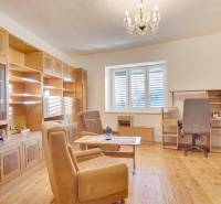 Obývací pokoj s nábytkem ze dřeva, podlaha s dřevěným dekorem, lustr.