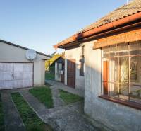 Rodinný dům na ulici Pod kopcem v Nových Zámcích s garáží a satelitní anténou.