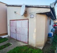 Garáž u rodinného domu na ulici Pod kopcem v Nových Zámcích.