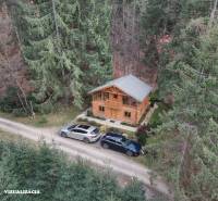 Chata v lesním prostředí na ulici Krpáčovo v Krpáčově obklopená stromy a přírodou.