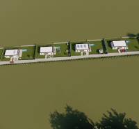 Vizualizace pozemků bydlení na Lomnické ulici, Vranov nad Topľou, se zahradními prvky.