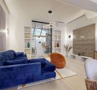 Obývací pokoj s pohovkou, dekorativním osvětlením a podlahou s dřevěným dekorem, 4pokojový byt.