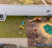 Dětské hřiště v Bratislavě - Karlově Vsi na Starých Gruntech u 3pokojového bytu.