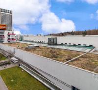 Výhled ze 3pokojového bytu na Starých Gruntech v Bratislavě, Karlova Ves, s vnitřním dvorem.