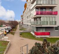 Bytový dům s parkovištěm na ulici Staré Grunty v Bratislavě - Karlově Vsi.