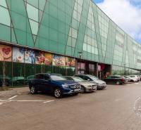 Parkoviště u skleněné budovy na Starých Gruntech v Bratislavě - Karlově Vsi.