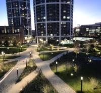 Večer v Bratislavě na Bottově ulici, nové budovy se zahradní architekturou.