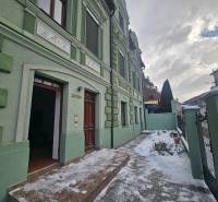 Zasněžený vstup k 3pokojovému bytu na Šrobárově ulici v Trenčianských Teplicích.