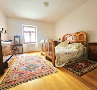 Ložnice s dřevěným nábytkem a dekorem, koberec, 3-pokojový byt, podlaha s dřevěným dekorem.