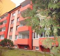 Bytový dům na ulici Marka Čulena v Prešově obklopený zelení, poskytující 2-pokojový byt.