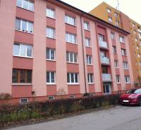 Bytový dům na ulici Marka Čulena v Prešově s parkovištěm a zelení.