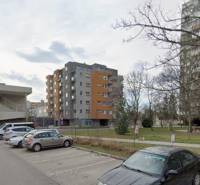 Ulice Terézie Vansové v Trnavě s obchodními prostory a parkováním.