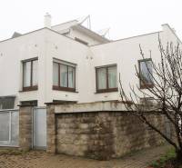 Rodinný dům na Súľovské ulici, Bratislava - Ružinov s příjezdovou cestou a plotem z cihel.