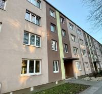 Bytový dům na ulici Gejzy Dusíka v Trnavě, nabízející 3-pokojové byty.