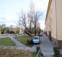 Pohled na uličku u bytového domu na Kadnárově ulici v Bratislavě - Rači.