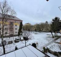 Sněhem pokrytý dvůr s bytovými domy na ulici Dobrianskeho v Humenném.