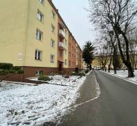 Zasněžená ulice Dobrianskeho v Humenném s výhledem na 2-pokojový bytový dům.