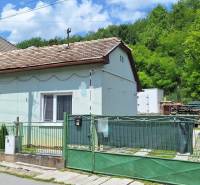 Rodinný dům v Hajnáčce s jednopodlažním designem, krytý střechou a zeleným plotem.