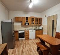 Kuchyně v rodinném domě s dřevěným dekorem a klasickým nábytkem.