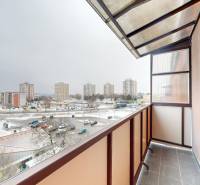 Zimní panorama z balkonu garsonky na Lúčkách v Holíči, výhled na panelové domy.