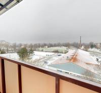 Sněžený výhled z balkonu garsonky na ulici Lúčky v Holíči.