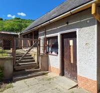 Rodinný dům v Šíde se starým dvorem, schodištěm a zanedbanými detaily exteriéru.