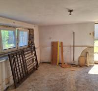 Interiér rodinného domu s nářadím a stavebním materiálem.