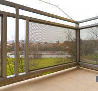 Balkon v 3-pokojovém bytě na Budovatelské ulici s výhledem na zeleň v Prešově.