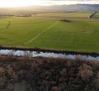 Louky a řeka za soumraku v blízkosti Nové Vsi nad Váhom, Rekreační pozemky.