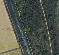 Letecký pohled na rekreační pozemky v Nové Vsi nad Váhom, obklopené vodními plochami.