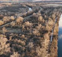 Letecký pohled na Rekreační pozemky u Nové Vsi nad Váhom s řekou a lesy.