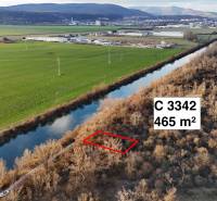 Letecký pohled na rekreační pozemky v Nová Ves nad Váhom u řeky a lesíku.