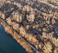 Řeka obklopená stromy na rekreačních pozemcích ve městě Nová Ves nad Váhom.