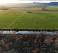 Krajina s poli a řekou v blízkosti Nová Ves nad Váhom, Rekreační pozemky.