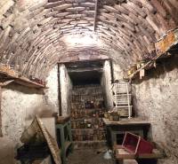 Tradiční sklep v rodinném domě, plný zavařenin a starožitného nábytku.